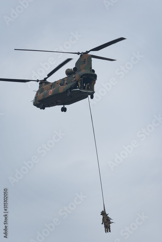 ヘリコプターによる特殊離脱を行う自衛隊