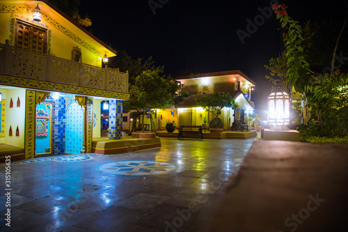 Obraz na płótnie night street india. indian village w salonie