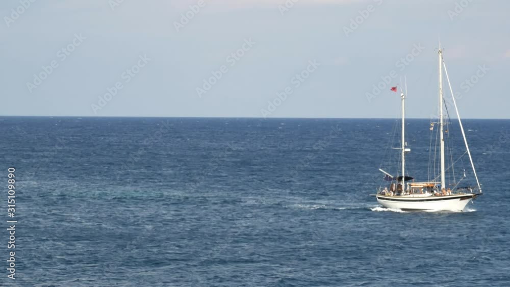 Segelboot fährt durchs bild im blauen Meer auf Mallorca Segelboot fährt durchs bild im blauen Meer auf Mallorca