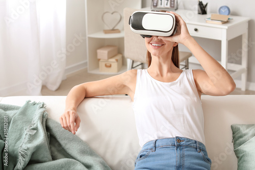 Young woman with virtual re...