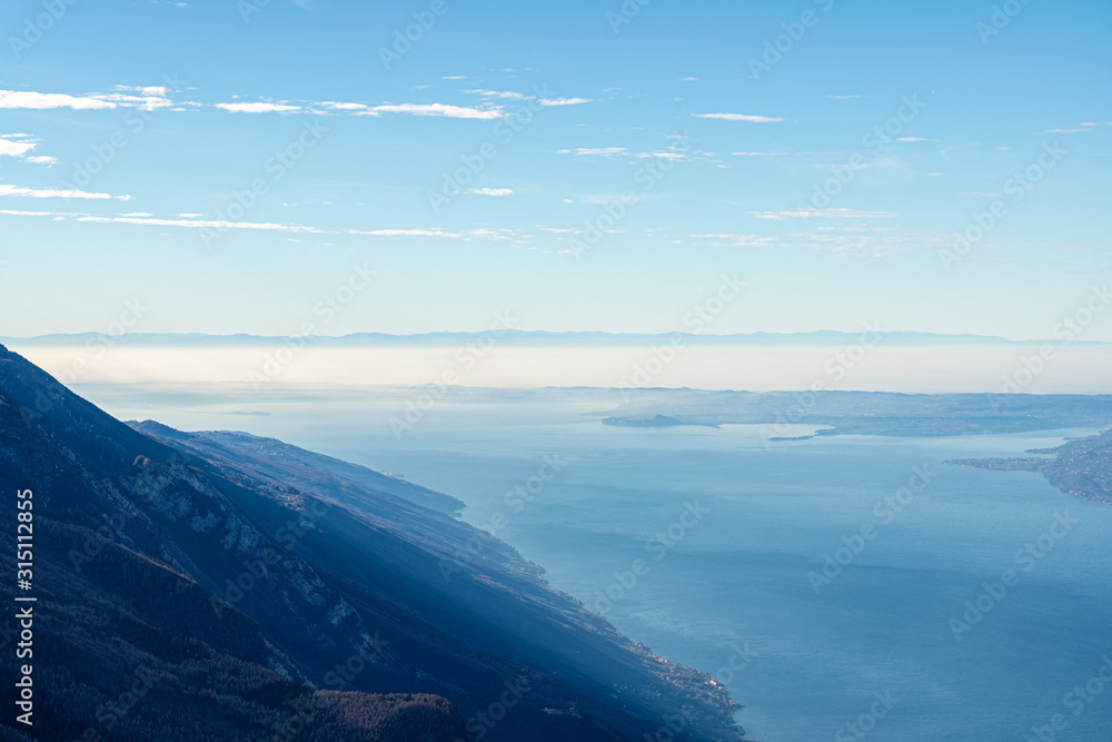 Fototapeta premium Vista sul lago di garda dal