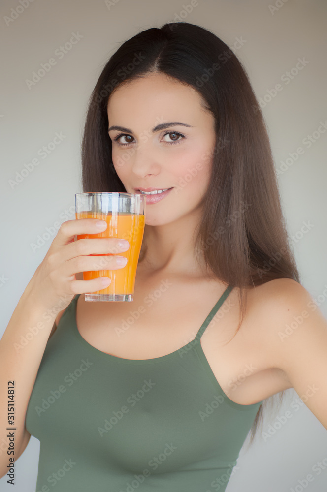 Bella ragazza con succo di arancia Bella ragazza con succo di arancia