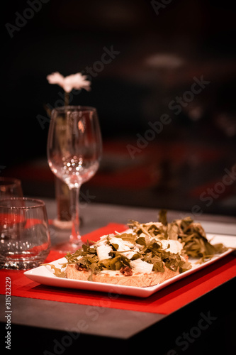 Fototapeta Naklejka Na Ścianę i Meble -  Bruschetta sur une table dans un restaurant