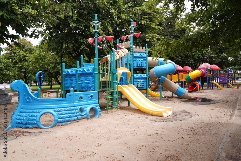 The public park is a place of government, local administrative unit. Make it a recreation place for people in various communities and cities.
