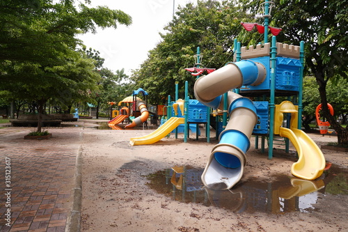 The public park is a place of government, local administrative unit. Make it a recreation place for people in various communities and cities.