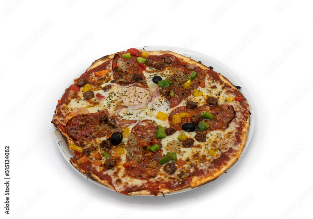 Pizza jambon chorizo olive fromage sur fond blanc Pizza jambon chorizo olive fromage sur fond blanc