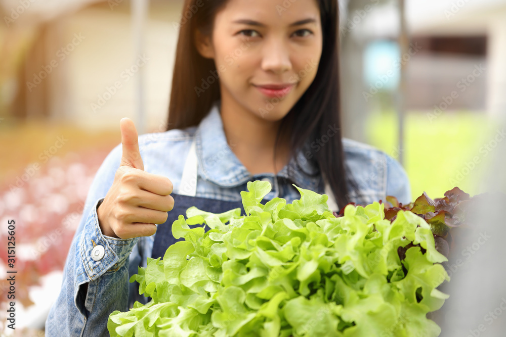 The woman who owns the vegetable garden is carrying fresh vegetables and thumbs up. The woman who owns the vegetable garden is carrying fresh vegetables and thumbs up.