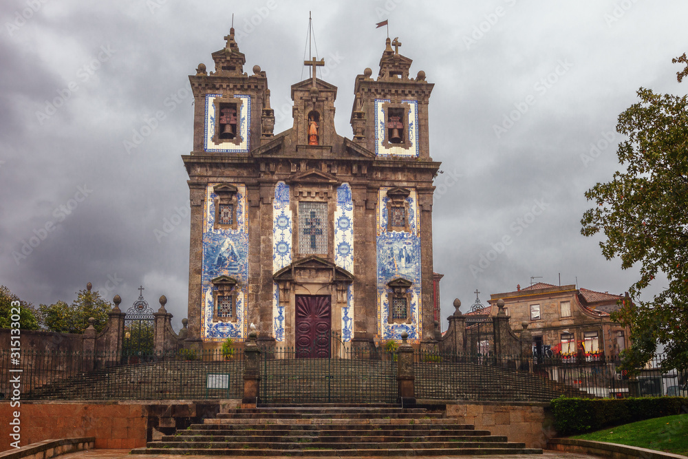 Obraz premium The San Ildefons church is eighteenth-century, near Batalha Square in Porto