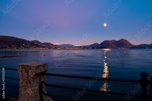 Luna piena che si specchia nel Lago Maggiore. Foto scattata da Baveno (VB), Piemonte, Italia.