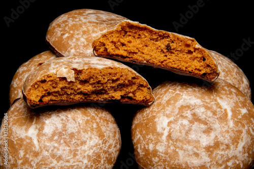 Pan speziato (Gingerbread), dolce tipico del natale, fotografato su sfondo nero. photo