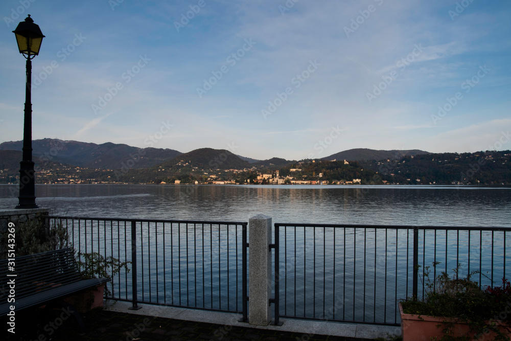 Obraz premium Pella (NO), paesino sul Lago D'Orta, Piemonte, Italia.
