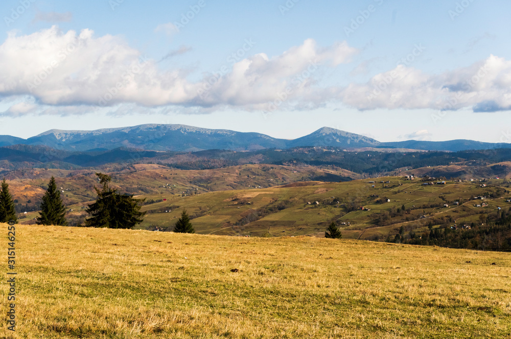 Fototapeta premium Landscape plain in the mountains. Mountain landscape with residential buildings.