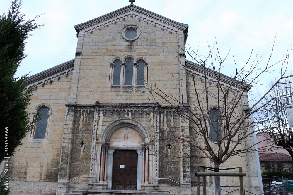 Fototapeta premium Eglise Notre Dame dans la commune de Bourgoin Jallieu - Département de l'Isère - Région Rhône Alpes - France - Vue extérieure - Eglise catholique construite en 1859