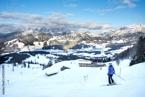 skifahrer in fieberbrunn skigebiet