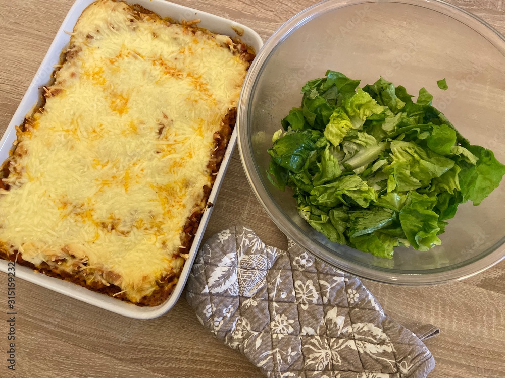 Lasagne mit grünem Salat Lasagne mit grünem Salat