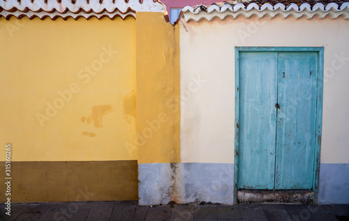 La Palma: Los Lanos - farbige Flächen: Mauern, Türen in tollen Farben photo