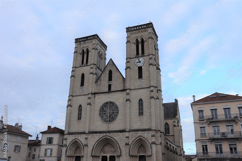 Fototapeta premium Eglise Saint Jean Baptiste dans la commune de Bourgoin Jallieu - Département de l'Isère - Région Rhône Alpes - France - Vue extérieure - Eglise catholique construite au 19 ème siècle