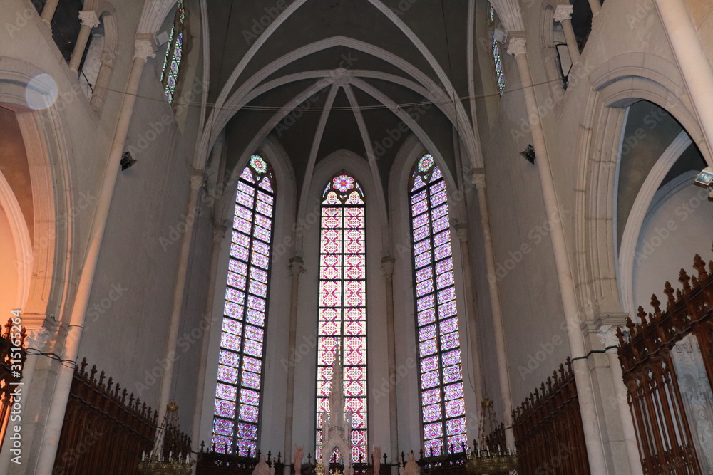 Eglise Saint Jean Baptiste dans la commune de Bourgoin Jallieu - Département de l'Isère - Région Rhône Alpes - France - Intérieur de l'église - Eglise catholique construite au 19 ème siècle