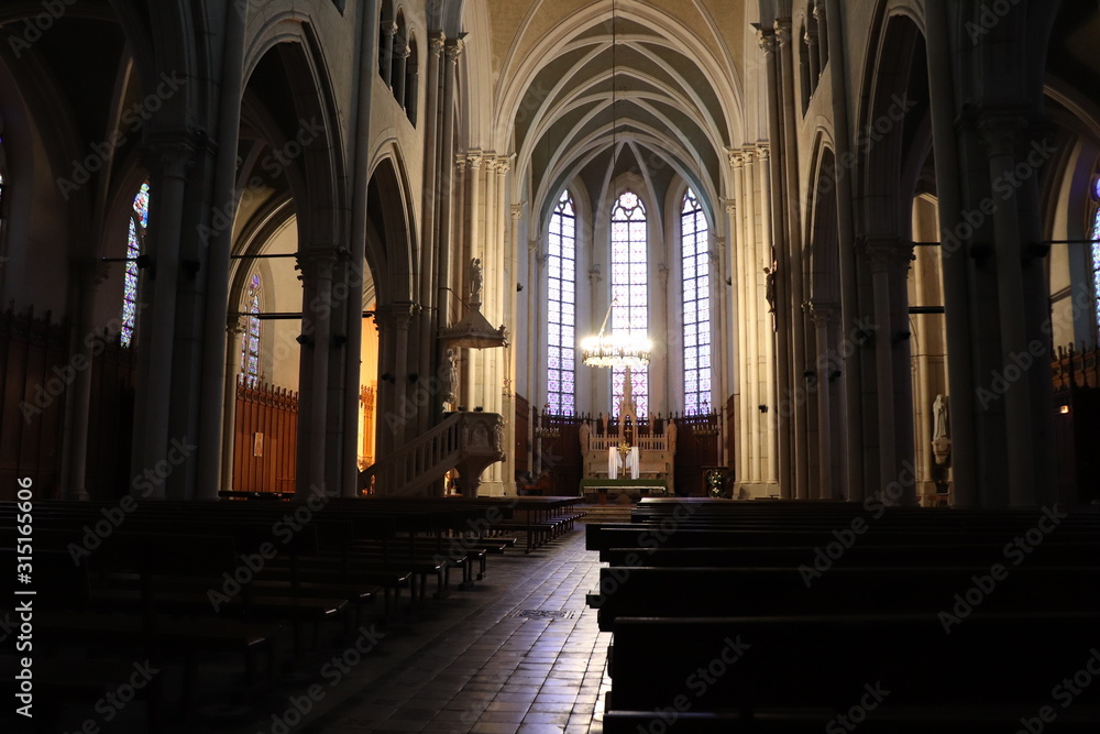 Fototapeta premium Eglise Saint Jean Baptiste dans la commune de Bourgoin Jallieu - Département de l'Isère - Région Rhône Alpes - France - Intérieur de l'église - Eglise catholique construite au 19 ème siècle