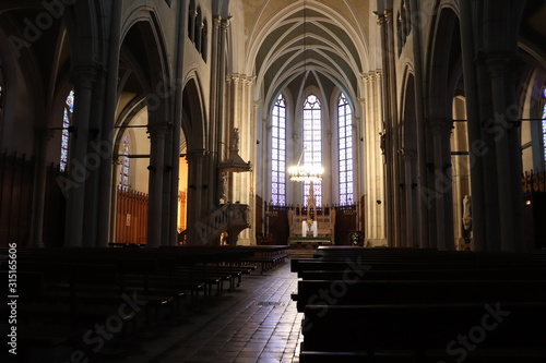 Eglise Saint Jean Baptiste dans la commune de Bourgoin Jallieu - D  partement de l Is  re - R  gion Rh  ne Alpes - France - Int  rieur de l   glise - Eglise catholique construite au 19   me si  cle