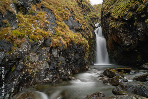 Wasserfall Langzeitbelichtung in Norwegen mit Felsen