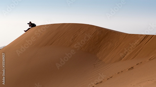 fot  grafo en el borde de una duna del desierto