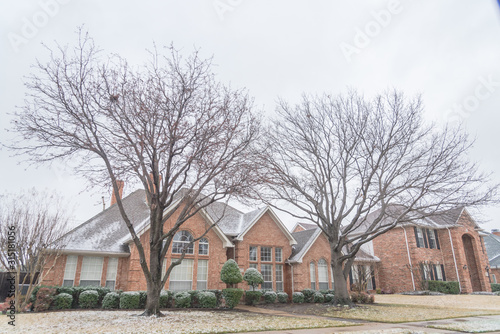 Fototapeta Naklejka Na Ścianę i Meble -  Typical residential house in snow cover near Dallas, Texas, USA
