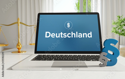 Deutschland – Recht, Gesetz, Internet. Laptop im Büro mit Begriff auf dem Monitor. Paragraf und Waage. .