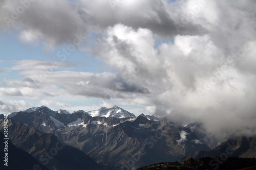 Zillertal in Tirol Blick auf die Zillertaler Alpen und die schneebedeckten Gipfel und Berge im Herbst und Winter. Alpenpanorama in Europa. Bergkulisse © matti12seven