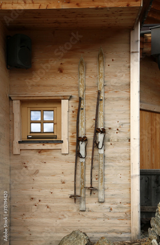 Alte Schier aus Holz an der Wand einer Holzhütte in den Zillertaler Alpen in Tirol photo