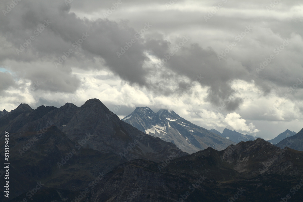 Zillertal in Tirol Blick auf die Zillertaler Alpen und die schneebedeckten Gipfel und Berge im Herbst und Winter. Alpenpanorama in Europa Zillertal in Tirol Blick auf die Zillertaler Alpen und die schneebedeckten Gipfel und Berge im Herbst und Winter. Alpenpanorama in Europa