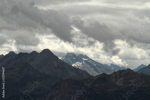Zillertal in Tirol Blick auf die Zillertaler Alpen und die schneebedeckten Gipfel und Berge im Herbst und Winter. Alpenpanorama in Europa