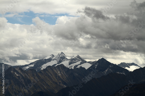 Zillertal in Tirol Blick auf die Zillertaler Alpen und die schneebedeckten Gipfel und Berge im Herbst und Winter. Alpenpanorama in Europa. Wolkenfenster