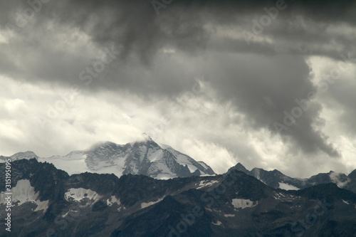 Zillertal in Tirol Blick auf die Zillertaler Alpen und die schneebedeckten Gipfel und Berge im Herbst und Winter. Alpenpanorama in Europa. Mystische Dämmerung