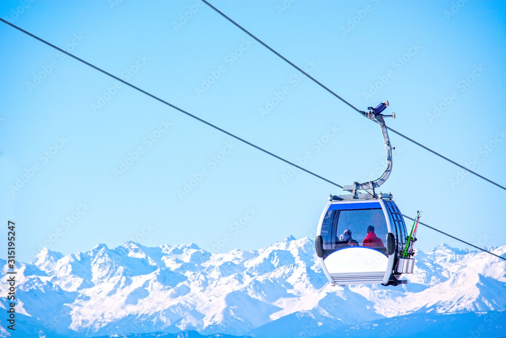 Ski gondola lift