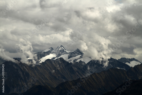 Zillertal in Tirol Blick auf die Zillertaler Alpen und die schneebedeckten Gipfel und Berge im Herbst und Winter. Alpenpanorama in Europa