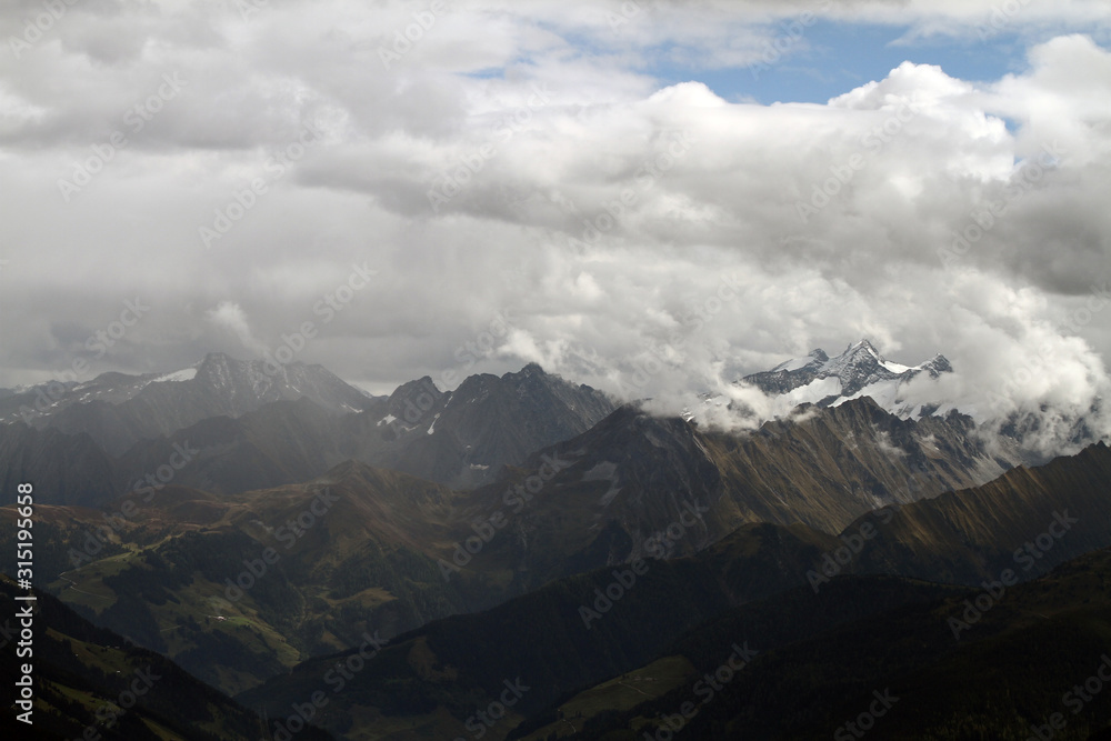Zillertal in Tirol Blick auf die Zillertaler Alpen und die schneebedeckten Gipfel und Berge im Herbst und Winter. Alpenpanorama in Europa. Wolkenstimmung