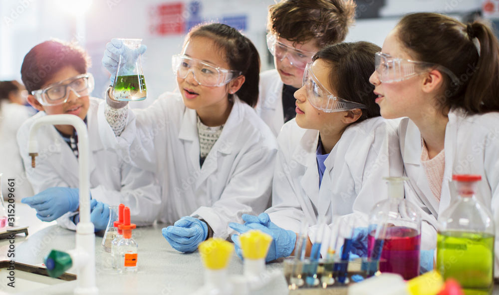 © Robert Daly/Caia Image - Curious students conducting scientific experiment, examining liquid in beaker in laboratory classroom © Robert Daly/Caia Image - Curious students conducting scientific experiment, examining liquid in beaker in laboratory classroom