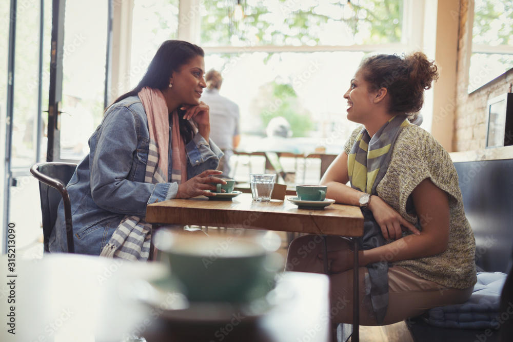 © Caiaimage/Paul Bradbury/Caia Image - Women friends drinking coffee and talking at cafe table © Caiaimage/Paul Bradbury/Caia Image - Women friends drinking coffee and talking at cafe table