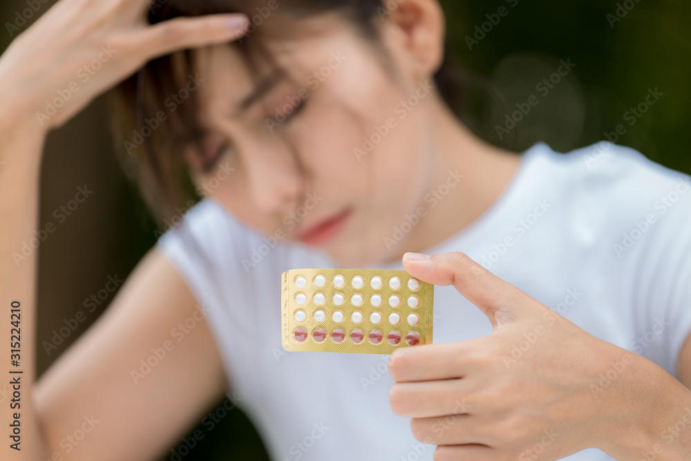 Obraz premium woman holding medicines
