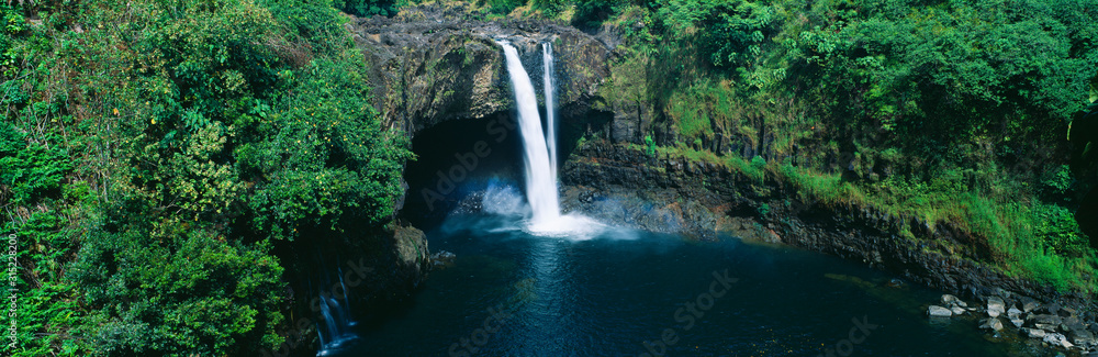 Fototapeta premium Rainbow Falls in Wailuku River State Park, Hilo, Hawaii