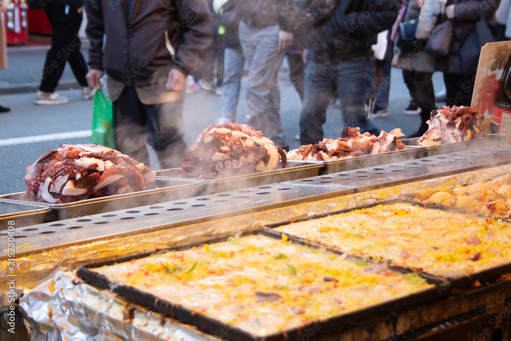 Obraz premium Stragany sprzedające Takoyaki (Japonia, Prefektura Kanagawa, Nowy Rok, Hatsumode)