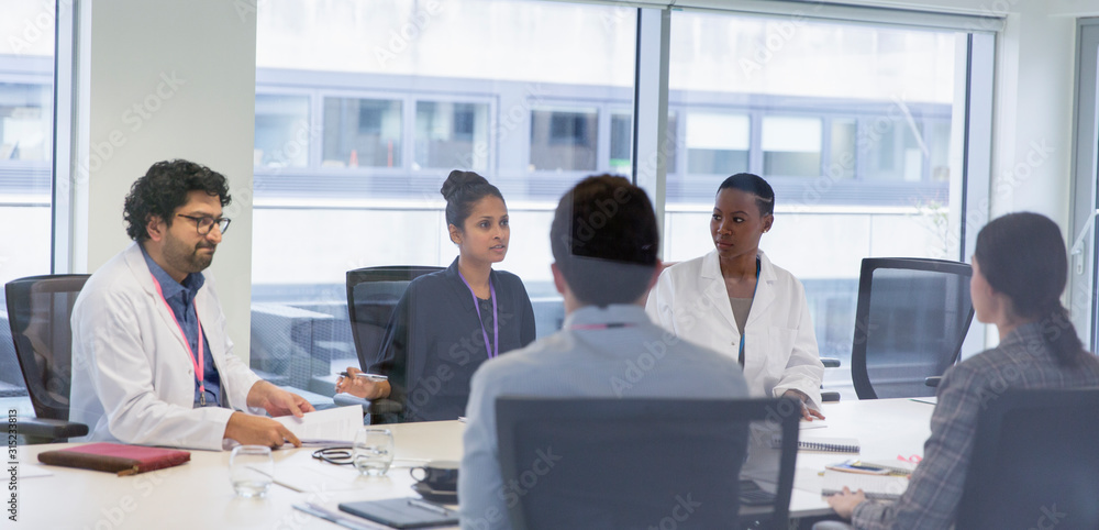 © Tom Merton/Caia Image - Doctors and administrators in conference room meeting © Tom Merton/Caia Image - Doctors and administrators in conference room meeting