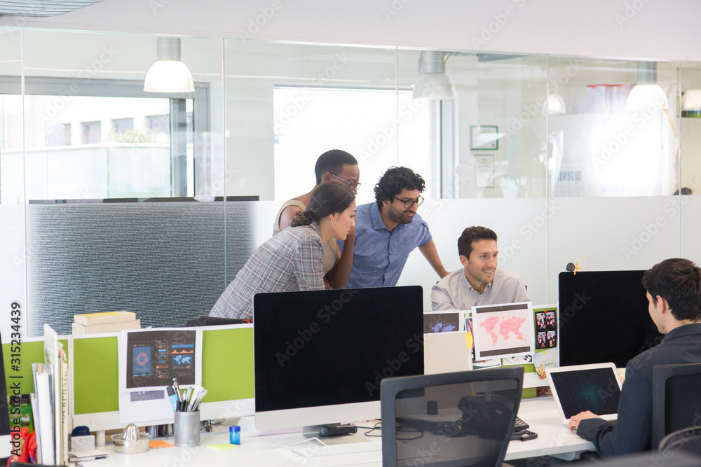 © Martin Barraud/Caia Image - Business people meeting at computer in open plan office © Martin Barraud/Caia Image - Business people meeting at computer in open plan office
