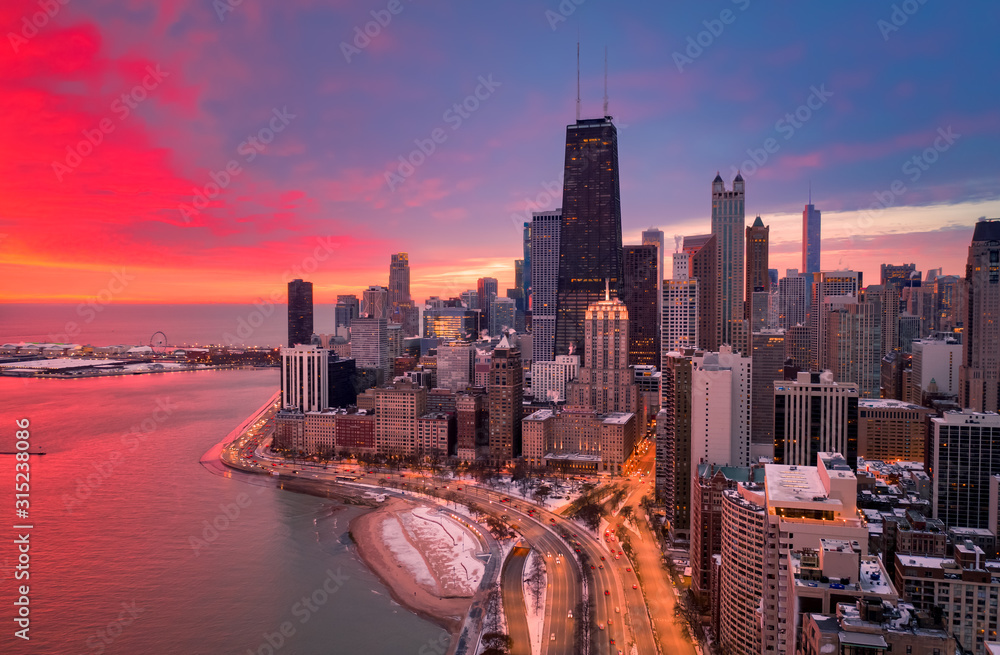Obraz premium Chicago red sunrise aerial view of Gold Coast