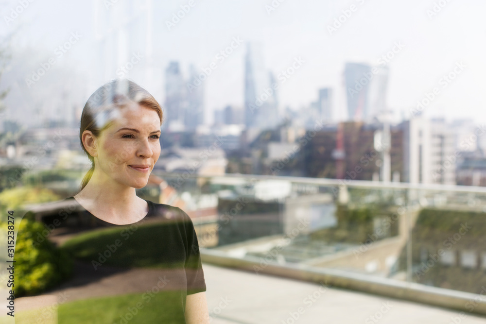 © Martin Barraud/Caia Image - Businesswoman on urban balcony © Martin Barraud/Caia Image - Businesswoman on urban balcony