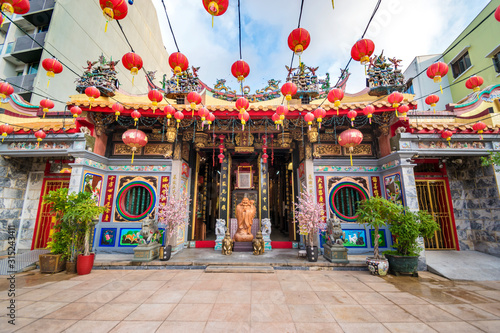 Photography Leong San See temple (Buddhist temple in Singapore built in 1917)