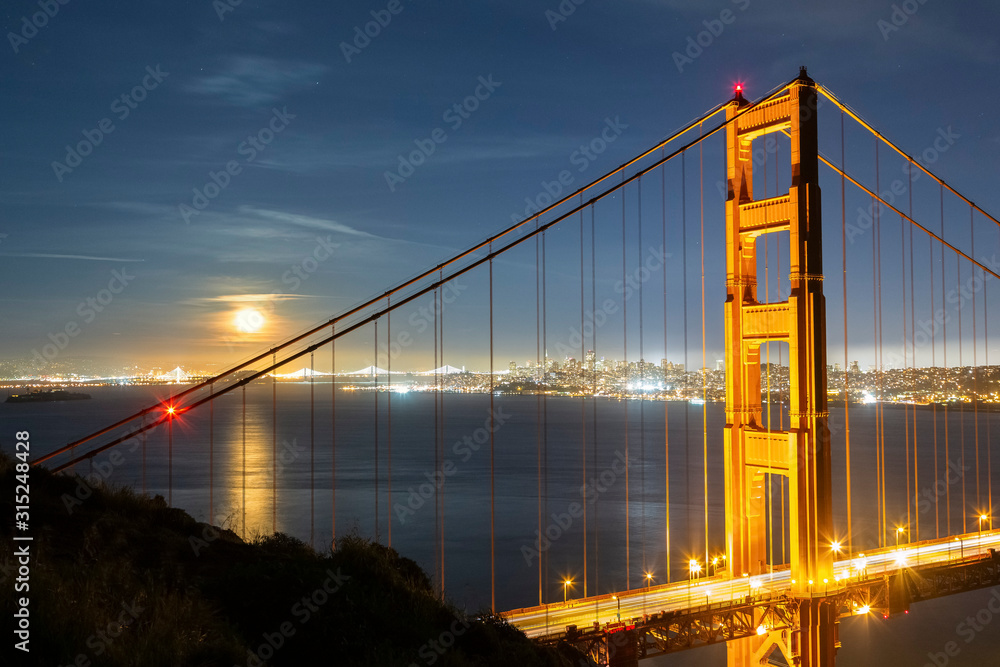 Fototapeta premium Golden moon rise on the golden gate