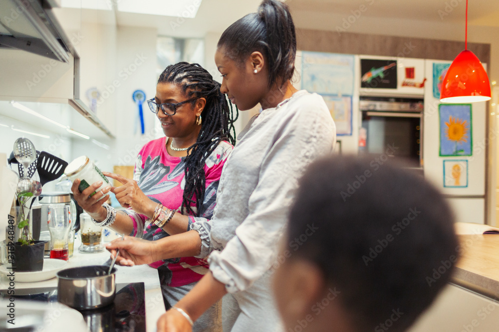© Paul Bradbury/Caia Image - Multi-generation family cooking in kitchen © Paul Bradbury/Caia Image - Multi-generation family cooking in kitchen