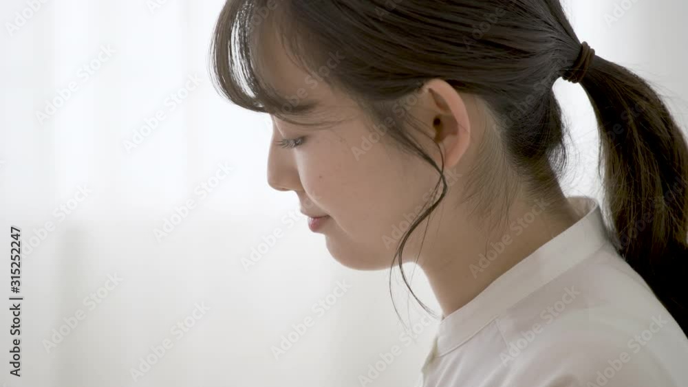 ノートパソコンを操作している女性